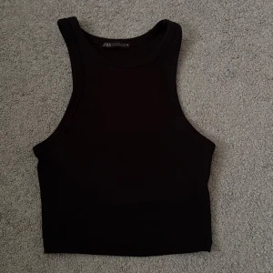Svart ribbad linnetopp från Zara - Säljer en svart ribbad linne ifrån Zara i storlek S som används 2-3 gånger.  Pris går att diskuteras, för fler bilder eller frågor skriv privat💕