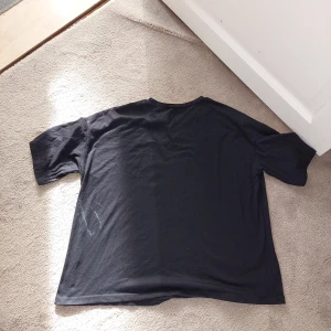 Svart t-shirt med tryck - Snygg svart t-shirt från Shein med ett unikt vitt tryck av en sol och måne omgiven av stjärnor. Kortärmad och i mjukt material.