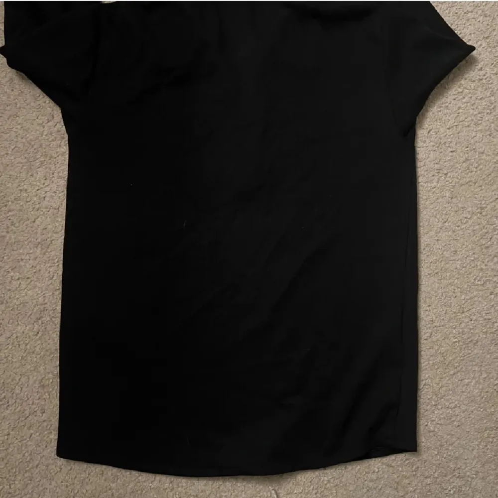 Snygg svart helzip från Selected Homme med dragkedja framtill. Helzipen har en klassisk krage och långa ärmar, perfekt för en stilren look. Passar bra till både vardag och mer uppklädda tillfällen. Det är bra skick på tröjan och inga defekter.. Neuletakit & Villapaidat.