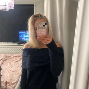 Mörkblå offshoulder tröja från NA-KD - Säljer en snygg mörkblå offshoulder tröja från NA-KD. Tröjan har långa ärmar och en bekväm passform som passar perfekt för kyligare dagar. Helt oanvänd och i storlek xs