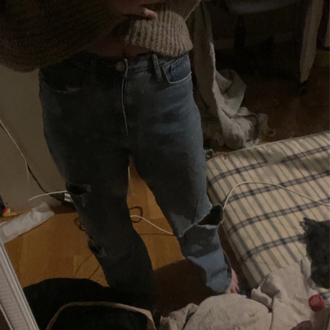 Blå jeans med slitningar - 1