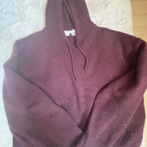 Vinröd hoodie från Gina Tricot - Mysig vinröd hoodie från Gina. 