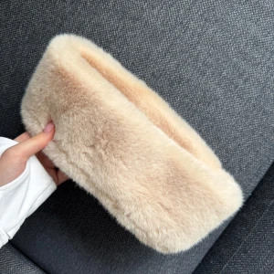 Fluffigt pannband - Snyggt pannband i fluffigt beige material, perfekt till afterski men även tidig vår 