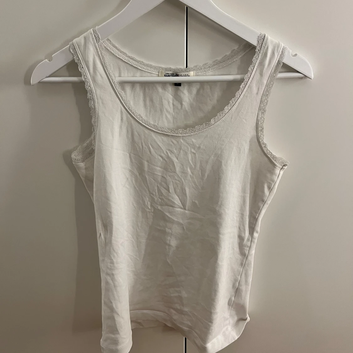 Vit linnetopp med spetsdetaljer - 1