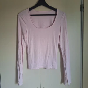 Ljusrosa långärmad topp - Säljer en ljusrosa långärmad topp med rund halsringning. Perfekt för en stilren och enkel look. Passar bra till både jeans och kjol. Hör av dig vid intresse! 🌸