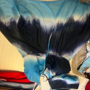 Blå och svart tankini - Snygg tankini i blått och svart med ett unikt mönster som påminner om en ombre-effekt.Tankini har en dragsko i midjan för justerbar passform 