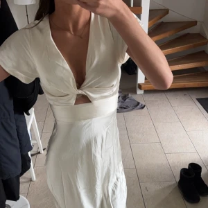 Vit långklänning med knyt - Balklänning med knyte från selfieleslie Helt ny köpt för cirka 1000kr + 1000kr tull Fint och tjockt material, krämfärgad😊