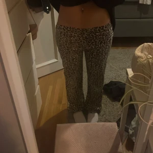 Leopardmönstrade byxor - Mjukisbyxorna ör jätte skönt tyg och jätte varma och kosiga. Dom är från Gina men säljs tyvärr inte längre🐆