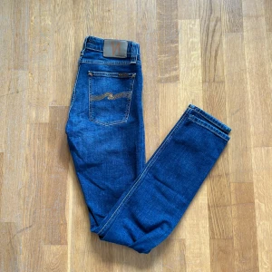 Nudie jeans - Blå nudie jeans i bra skick, storlek är w28 l32. Pris kan diskuteras vid snabb smidig affär eller en bundle.