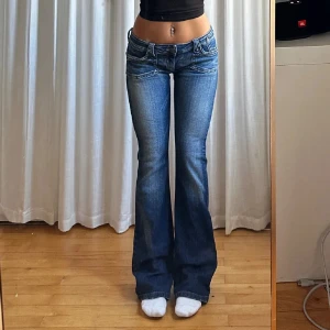 Blåa Lågmidjade bootcut jeans - Säljer dessa jättesnygga Lågmidjade bootcut jeansen från only då de tyvärr inte passade på mig. Lånade bilder!!💕Hon på bilden är 165, midja 40, innerben 85💕