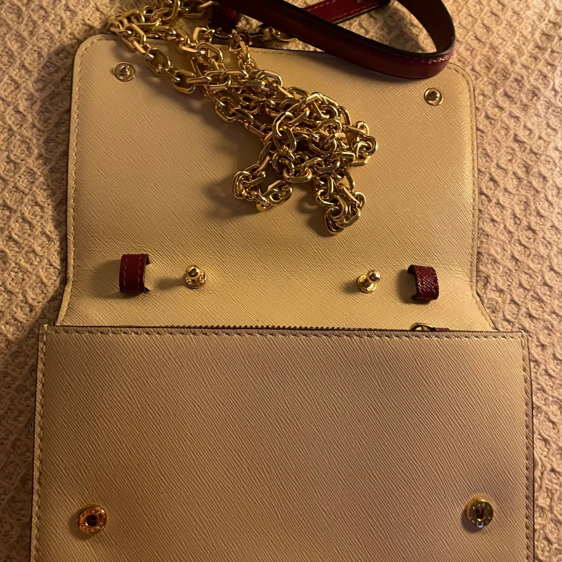 Beige axelväska med guldkedja - 4