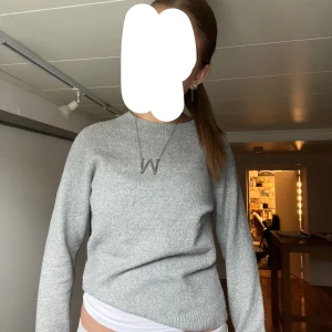 Grå stickad tröja från Vero Moda - Säljer denna grå stickad tröja från Vero Moda.😻 Bra omhändertagen (lite nopprig men kan bara noppras bort)💗💗