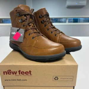 Bruna boots från New Feet - Fodrade kängor med snörning och blixtlås för dam från New Feet.  Picosfoder Yttersida i TR Löstagbar 6mm  stötdämpande innersula Helt nya med prislapp och orginal kartong. Nypris 2050kr Äkta läder  Storlek 39 Tillverkade i Danmark