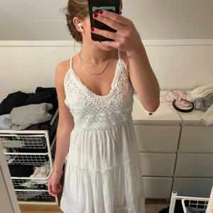 En vit sommarklänning  - Den har dubbla lager vid kjolen och köptes i Italien för 340kr. Använd 1 gång