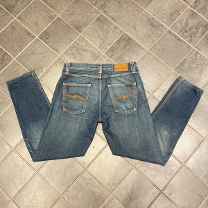 Nudie jeans - Feta nudie jeans i modellen Steady eddie och färgen whistle blue💯|| storlek 30/34 men dem är uppsydda till 30/32 av anställda på nudie‼️|| pris 349:- || hör av er vid minsta lilla fundering 🤝