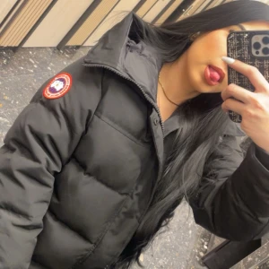 Svart dunjacka från Canada goose - Intressekoll på min expedition parka (macmillan modellen) är egentligen herrmodell storlek s/p ( deras fusion fit så det är petit s) passar bra t grabbar och tjejer, jag brukar va s i tröjor o jackan funkar bra med vanliga tshirts samt tjocktröjor. Slängde påsen den kom i men har kvar lappen, varmaste jackan jag någonsin haft