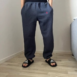 Polo mjukisbyxor - Supermysiga mjukisar från polo i strlk L-XXL, bra skick men snöret saknas. Fick dom i present så jag är osäker på om dom är äkta. Färgen är mörkt gråblå. Öppen för prisförslag . 