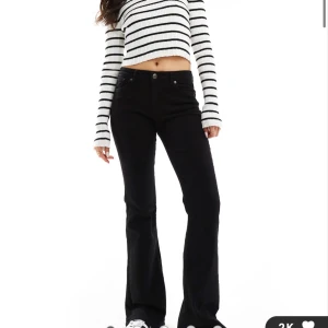 Svarta bootcut jeans - Snygga svarta bootcut jeans . Perfekta för en stilren look. De har en klassisk design. Är i bra skick och passar med allt