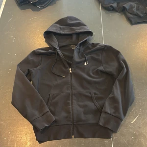 Ralph Lauren zip hoodie - Säljer denna för feta Ralph lauren zip. Skicket är väldigt bra 10/10. Säljer p.g.a para knas. Hör av er om ni undrar något💯