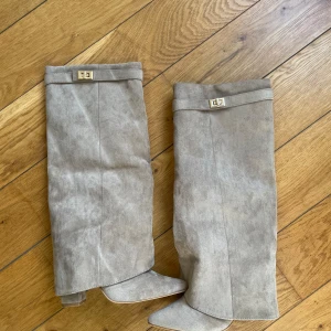 Beige stövlar med klack - Beigea stövlar i mocka med klack från lululia. Nypris 600kr. Aldrig använda! 