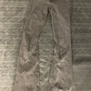 Grå jeansbyxor - Snygga grå jeansbyxor i en klassisk stil. Perfekta för en avslappnad look eller en mer elegant.