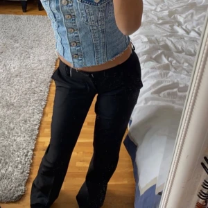 Low waist kostymbyxor - Säljer dessa low waist kostymbyxor från bik bok då de är för små för mig. De är i 34 och jag är runt 1,63! I väldigt fint skick!💗 köpta för 500