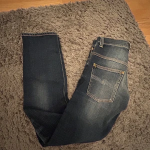 Helt nya nudie thin finn - Snygga blå jeans från Nudie Jeans, modell Thin Finn i färgen Indigo Dreams. De har en klassisk femficksdesign och är tillverkade i ett stretchigt material för extra komfort. Perfekta för en stilren look. I storlek 28x30! Frågor? Bara att skriva😀