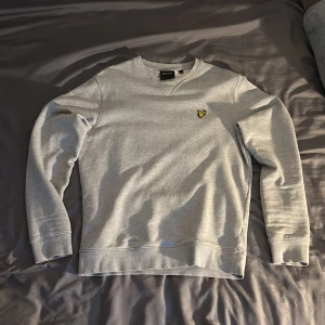 Lyle & Scott tröja  - Grå tröja från lyle & scott som är i fint skick. Storlek S. Väldigt skön och snygg. Pris kan diskuteras 