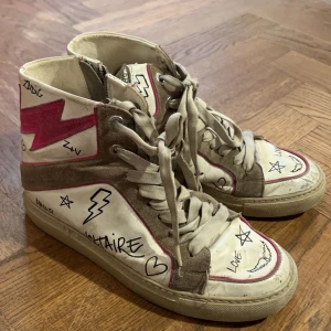 ZADIG SNEAKERS - Supercoola höga Zadig skor i strl 36/37. Köpte för 1 och ett halvt år sedan som skolavslutningspresent och har fått användning men inga problem eller skadat någonstans . Köpte för 3400kr