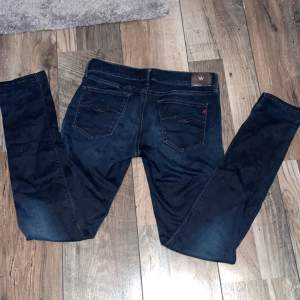 Snygga mörkblå replay jeans. W32 L102cm