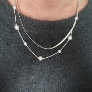 Dubbelradigt halsband med pärlor - Silvrig halsband skit snyggt använder tyvärr inte silver längre har använt 4 gånger tidigare 