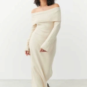 Beige offshoulder långklänning - Säljer en elegant beige långklänning med offshoulder-design. Passar utmärkt till både vardag och festliga tillfällen. Från Gina tricot, helt oanvänd 