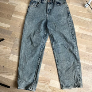 Jeans från Reclaimed Vintage - Snygga jeans från Reclaimed Vintage i en klassisk blå denim. De har en rak passform och är perfekta för en avslappnad stil. Jeansen har en traditionell femficksdesign och en bekväm midwaist.