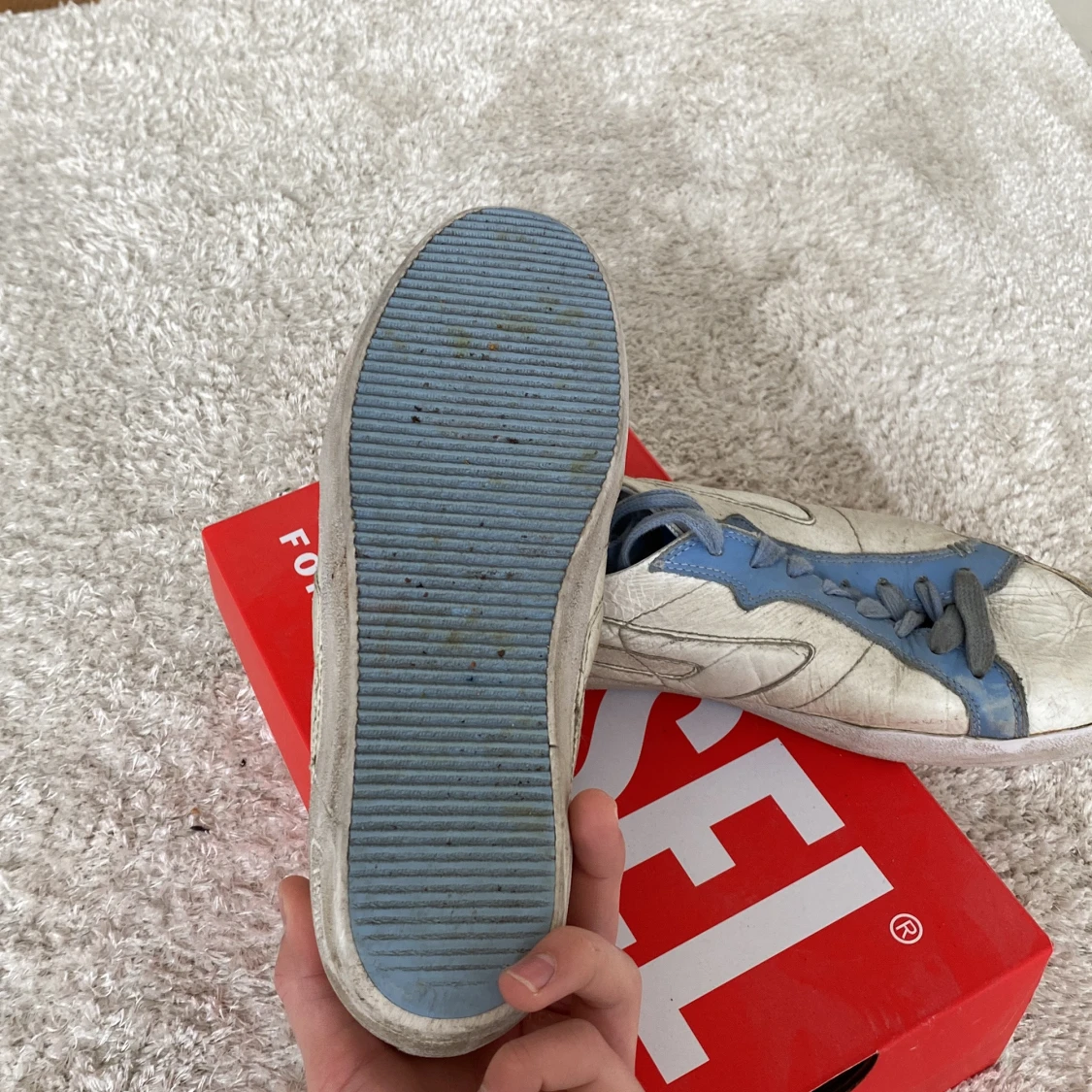 Vita och blå sneakers från Diesel - 2