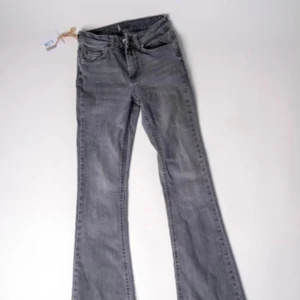 Grå bootcut jeans - Gråa bootcut second hand-jeans Säljer ett par snygga gråa jeans i bra skick. Perfekt för dig som vill ha en tidlös och lättmatchad byxa! Lågmidjade, utsvängda byxor, med trendiga bakfickor. Byxorna är second hand som vi har fräschat upp och säljer för ett billigare pris! 📏 Storlek: S 📌 Skick: Bra skick 💡 Passform: Utsvängda/flare/bootcut