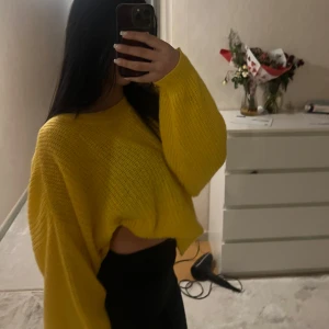 Gul stickad tröja - Säljer en härlig gul stickad tröja med en oversized passform. Tröjan har långa ärmar och en avslappnad stil, perfekt för mysiga dagar. Den är både trendig och bekväm, ett måste i garderoben! 💛