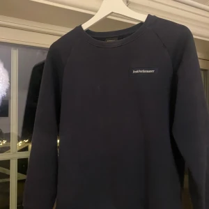 Mörkblå tröja från Peak Performance - Säljer en mörkblå tröja från Peak Performance. Tröjan har en enkel design med rund hals och långärmade ärmar. 