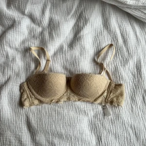 Intimissimi bh - Intimissimi bh i balconette-modell med push up. Helt oanvänd.
