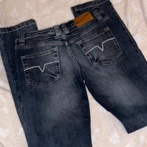 Lågmidjade jeans med fina detaljer  - Lågmidjade raka jeans, aldrig använd bara testad. Är från märket blendShe. Innerbenslängd- 79 cm midja- 36 cm 