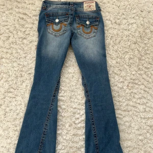 Blå Joey Low Rise Flare jeans - Sjukt snygga jeans ifrån true religion med coola sömmar, de är i strl 24 och endast använda en gång🥰