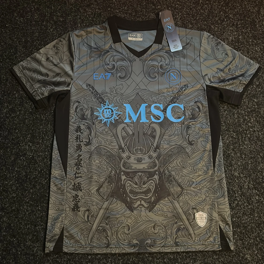 Grå och svart fotbollströja från EA7