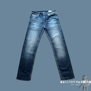 Jack & Jones jeans - Mellan blåa jeans från Jack & Jones i slim fit. Jeansen är i 7/10 skick. Storlek 29/32 men passar även någon i ett storlek större då jeansen är lite elastiska. Skriv om du vill jeansens mått eller har andra frågor! 