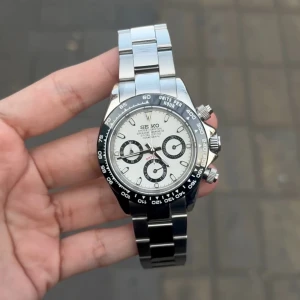 Seiko Daytona ”Panda” mod - Nu är denna Seiko Daytona mod färdigbyggd och till salu! (Custom made.) Klockan har Seikos automatiska VK63-urverk. Glaset är av safir, vilket är reptåligt. Diametern är 40 mm. Klocklåda och verktygs-kit ingår. Övriga frågor? DM!
