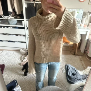 Beige stickad polotröja från Gina Tricot - Säljer en mysig beige stickad polotröja från hm. Tröjan har en hög polokrage och långa ärmar med ribbade muddar. 