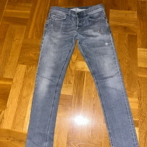 Blåa George dondup jeans  - Ljus blåa jeans från dondup i modellen George. Storleken är 33w men passar 32w. Kontakta gärna om du har några funderingar eller vill ha fler bilder.