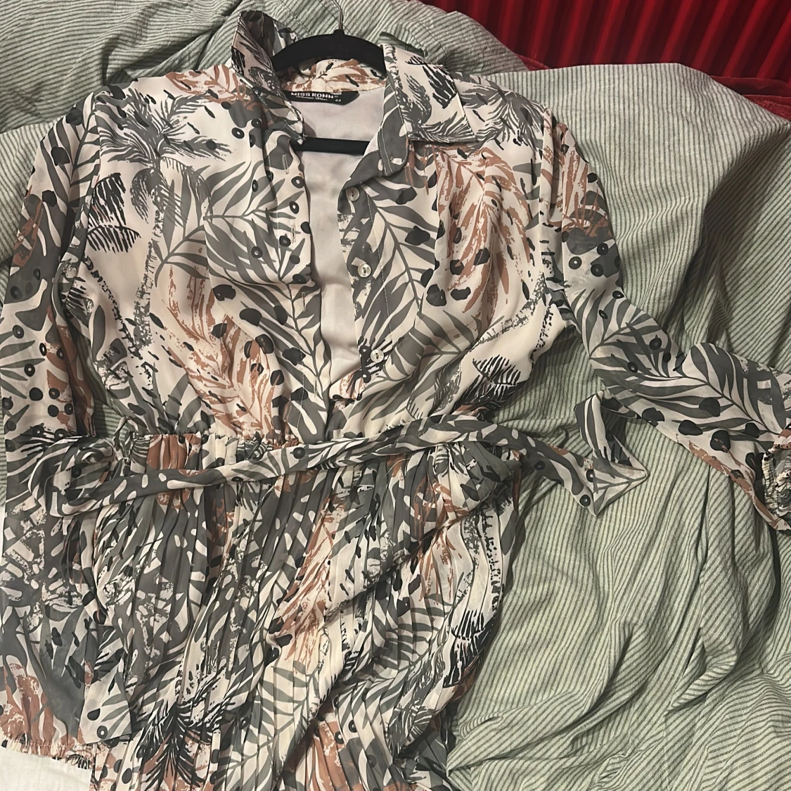 Mönstrad klänning med knytband