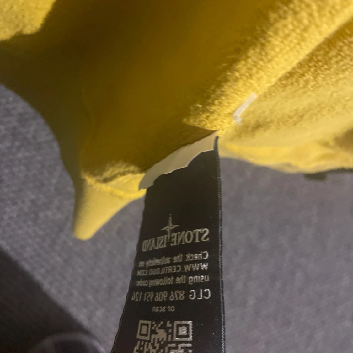 Gul huvtröja från Stone Island - 2