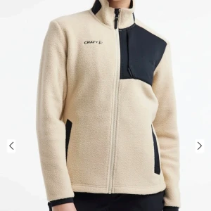 Fleece från Craft (Nypris 1100 kr) - Beige fleecekofta från Craft (nypris 1100 kr) med svarta detaljer. Väldigt mysigt material, aldrig använd! 💕💓