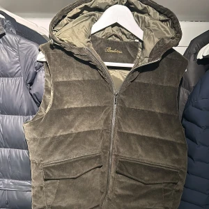 Stenströms manchester väst  - Säljer nu min grymt snygga Manchester väst i olivgrön färg som jag nu tyvärr börjat växa ifrån!! Storlek M men skulle säga att den passar bäst för dem som har storlek S eftersom den är  liten i storlek:)