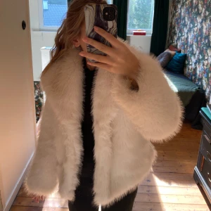 Vit pälsjacka - Säljer min vita pälsjacka från gina då de inte är min stil riktigt, använd fåtal gånger och har inga defekter eller fläckar💗den är i storlek xxs men jag är en xs-s och den sitter perfekt. skriv vid frågor och kan kompromissa pris! 